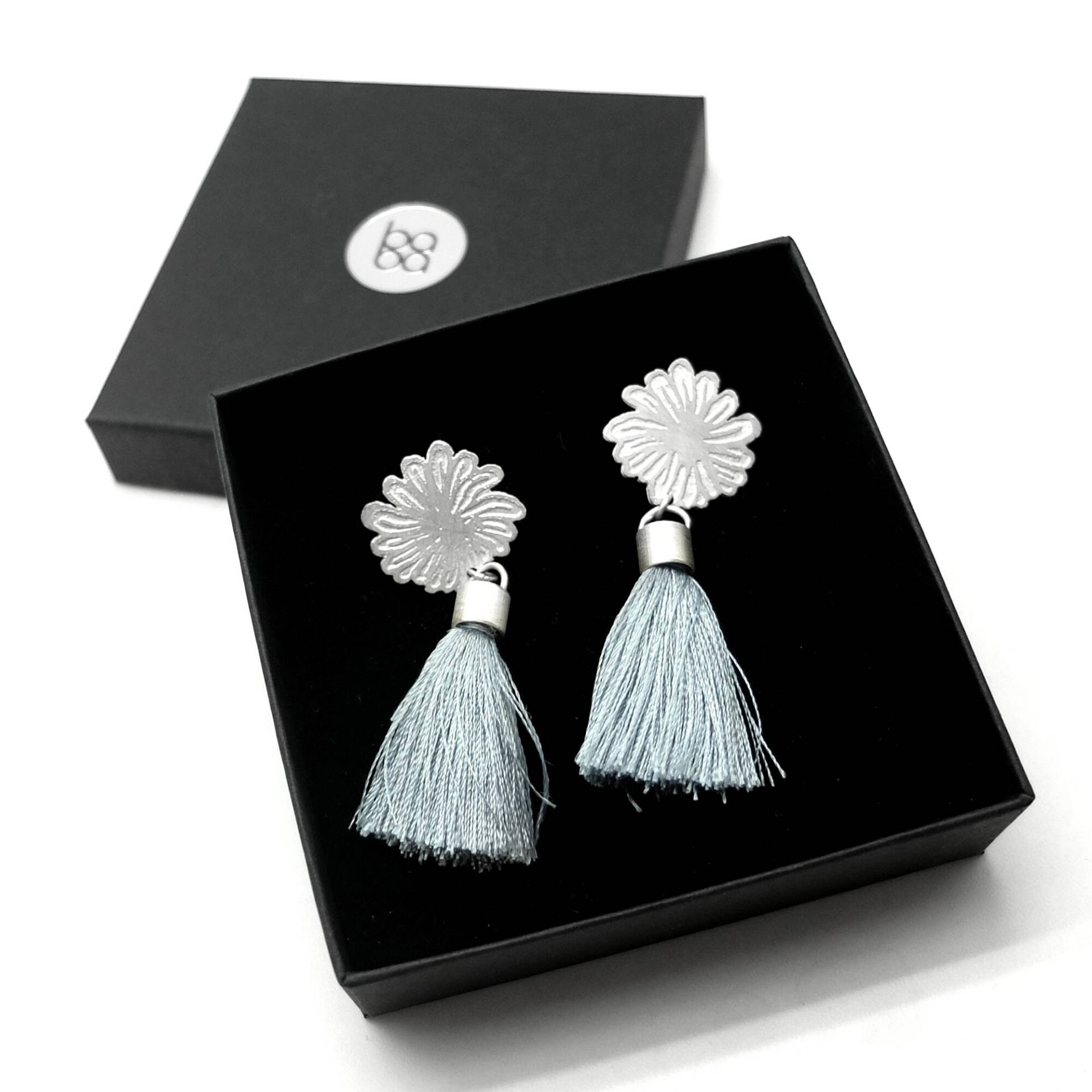 Grau, Quaste, Sterling Silberohrringe, Lange Erklärung Ohrringe, Quastenohrringe Blume, Seide Quasten von BABAjewellery