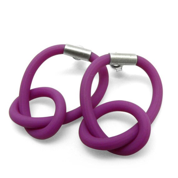 Gummi-Ohrring, Violetten Knoten Ohrringe, Lila Cirle Ohrstecker von BABAjewellery