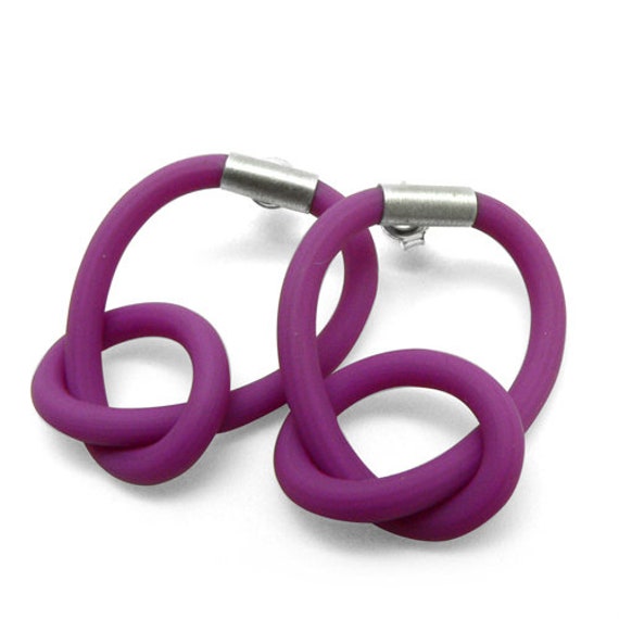 Gummi-Ohrring, Violetten Knoten Ohrringe, Lila Cirle Ohrstecker von BABAjewellery