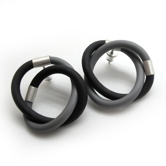 sterling Silber Zwei Farbe Knoten Ohrringe Mit Caoutchouc, Schwarz Grau Schleife Ohrringe, Gummi-Schmuck von BABAjewellery