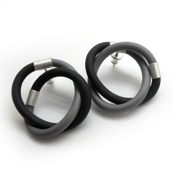 sterling Silber Zwei Farbe Knoten Ohrringe Mit Caoutchouc, Schwarz Grau Schleife Ohrringe, Gummi-Schmuck von BABAjewellery