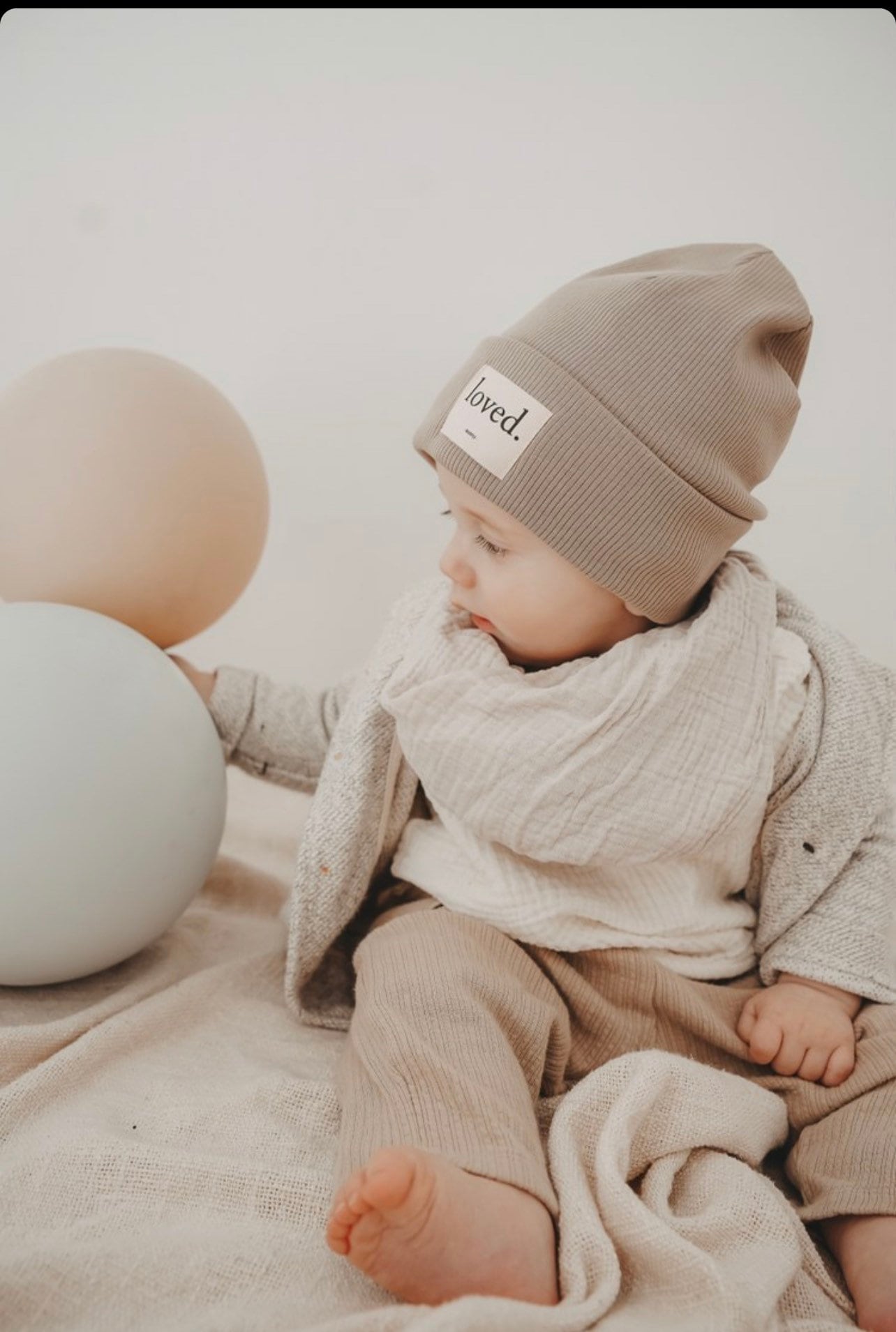 Mütze Rippstrick Beanie Loved. Farbe Kiesel von BABYLIbyINNI