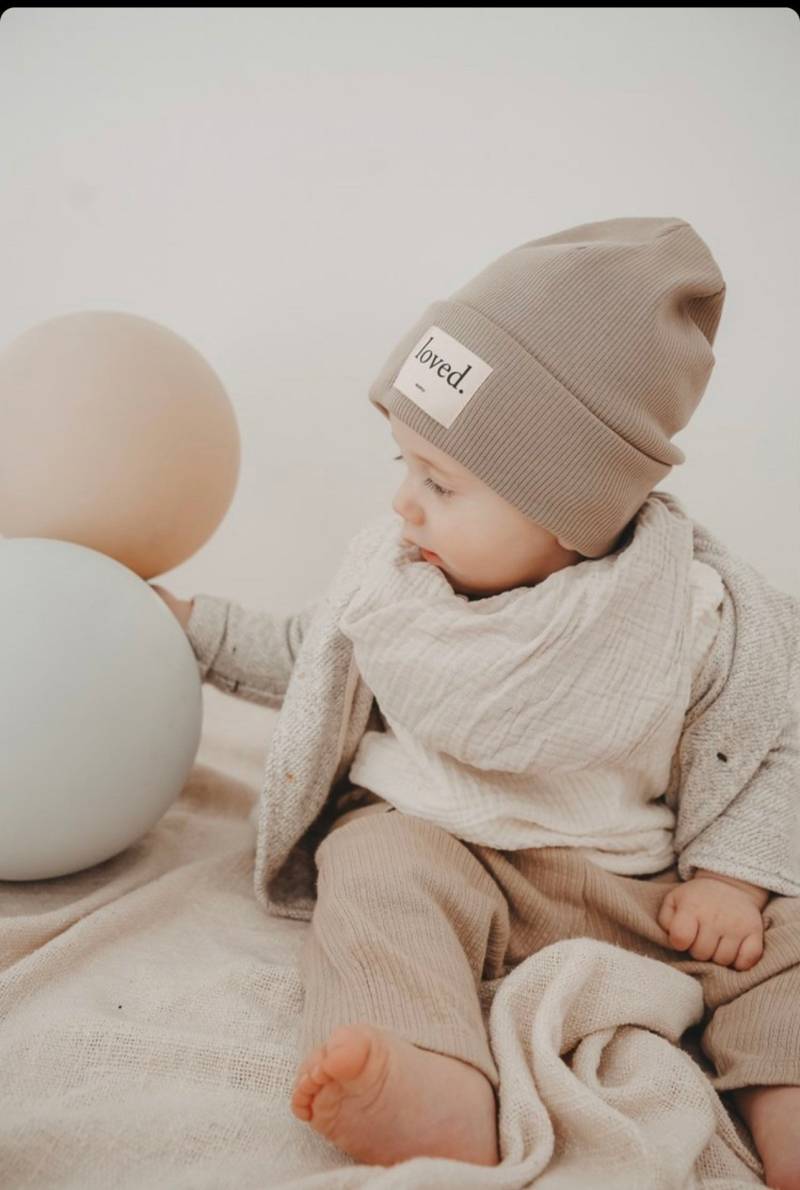 Mütze Rippstrick Beanie Loved. Farbe Kiesel von BABYLIbyINNI