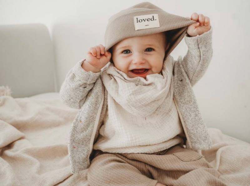 Mütze Rippstrick Beanie Loved. Farbe Kiesel von BABYLIbyINNI