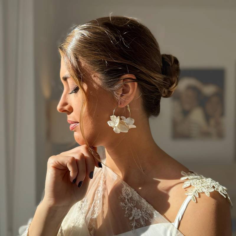 Handgemachte Braut Creolen Weiße Polymer Clay Blüten, Hochzeitsschmuck von BABridalHeadpieces