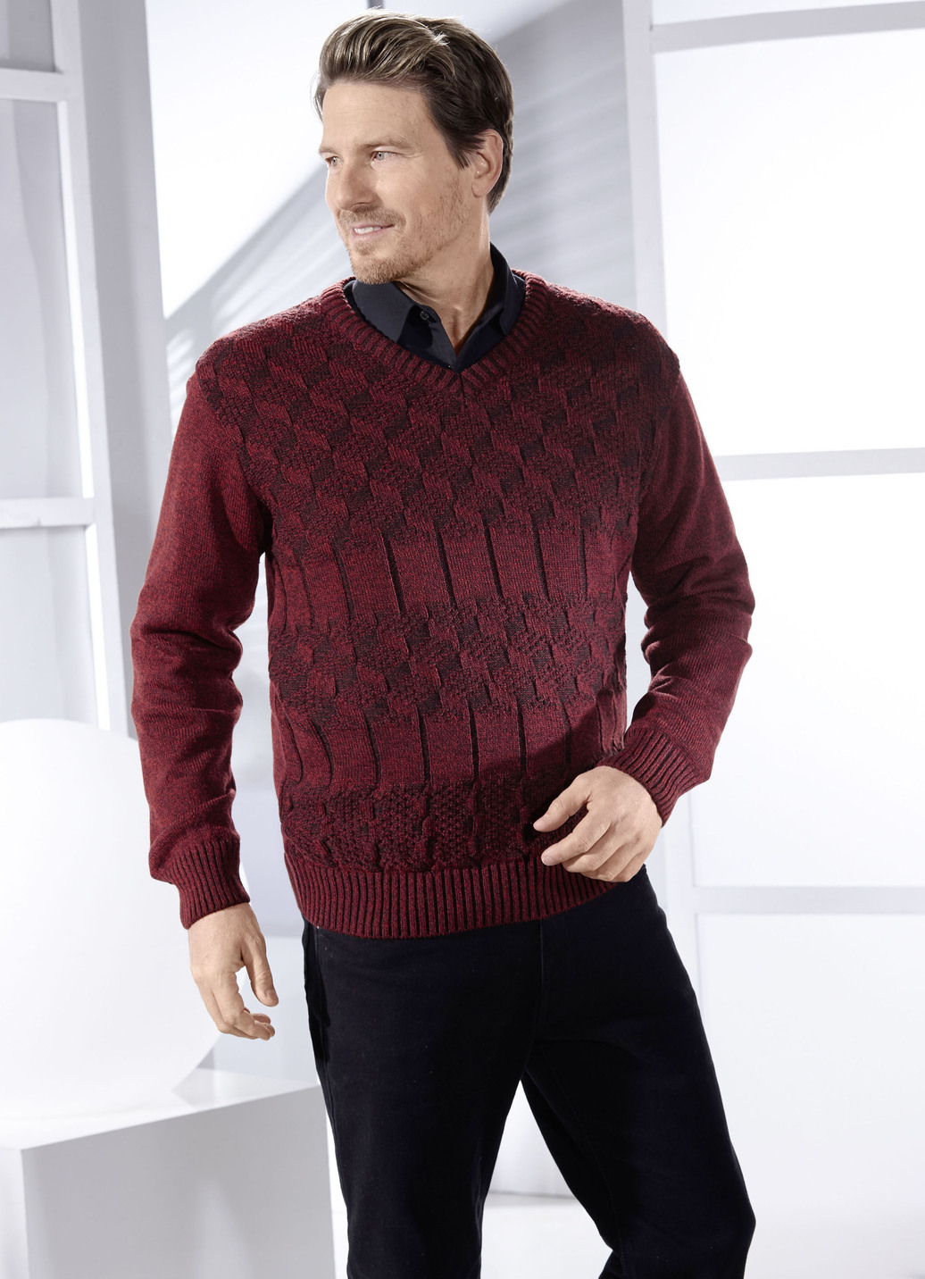 Attraktiver Pullover mit V-Ausschnitt in 2 Farben, Rotbraun, Größe 58 von BADER