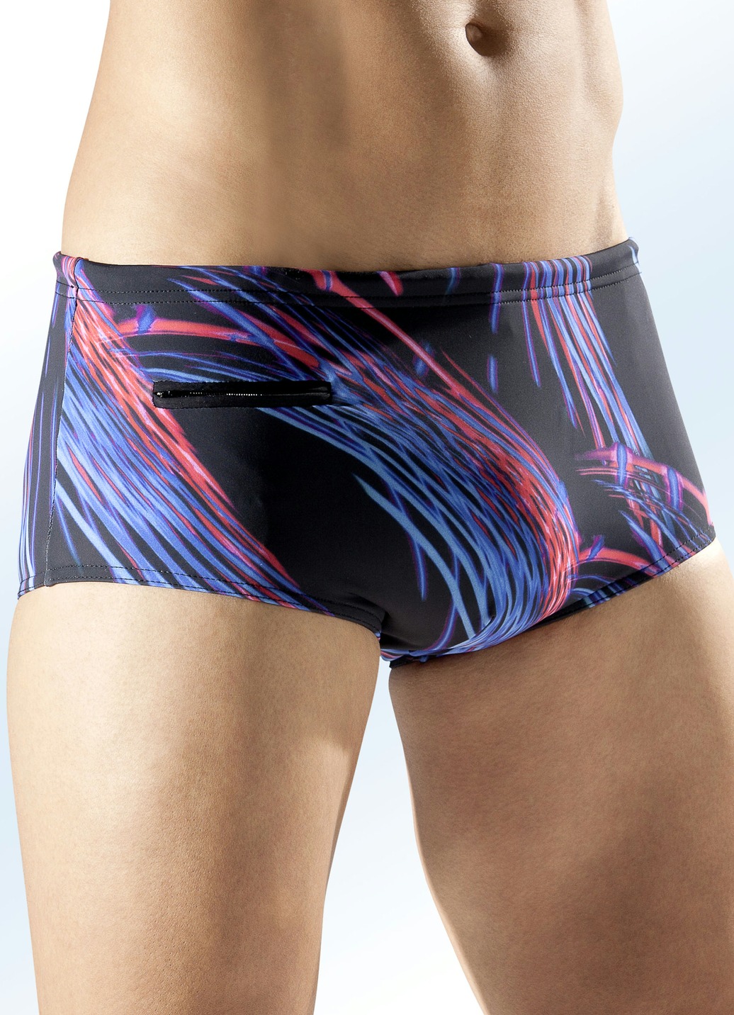 Badehose in höherer Slipform mit buntem Druckdessin allover, Schwarz-Blau-Rot, Größe 8 Badehose in höherer Slipform mit buntem Druckdessin allover, Schwarz-Blau-Rot, Größe 8 von BADER