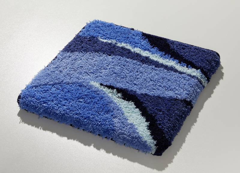 Badgarnitur mit rutschhemmend beschichteter Rückseite, Größe 110 (Hänge-WC-Vorleger, 45/ 50 cm), Blau von BADER