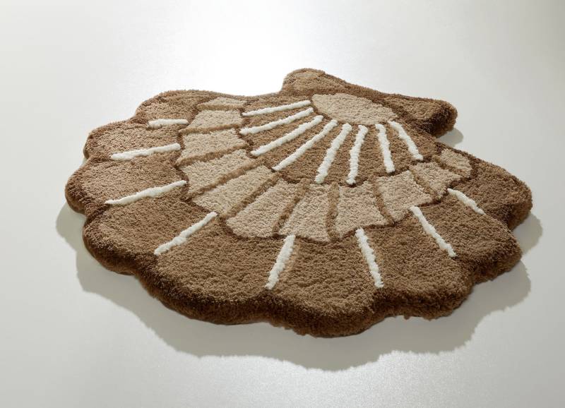 Barfußweiche Badgarnitur in Muschel-Optik, Größe 108 (Stand-WC-Vorleger, ø 50 cm), Braun von BADER