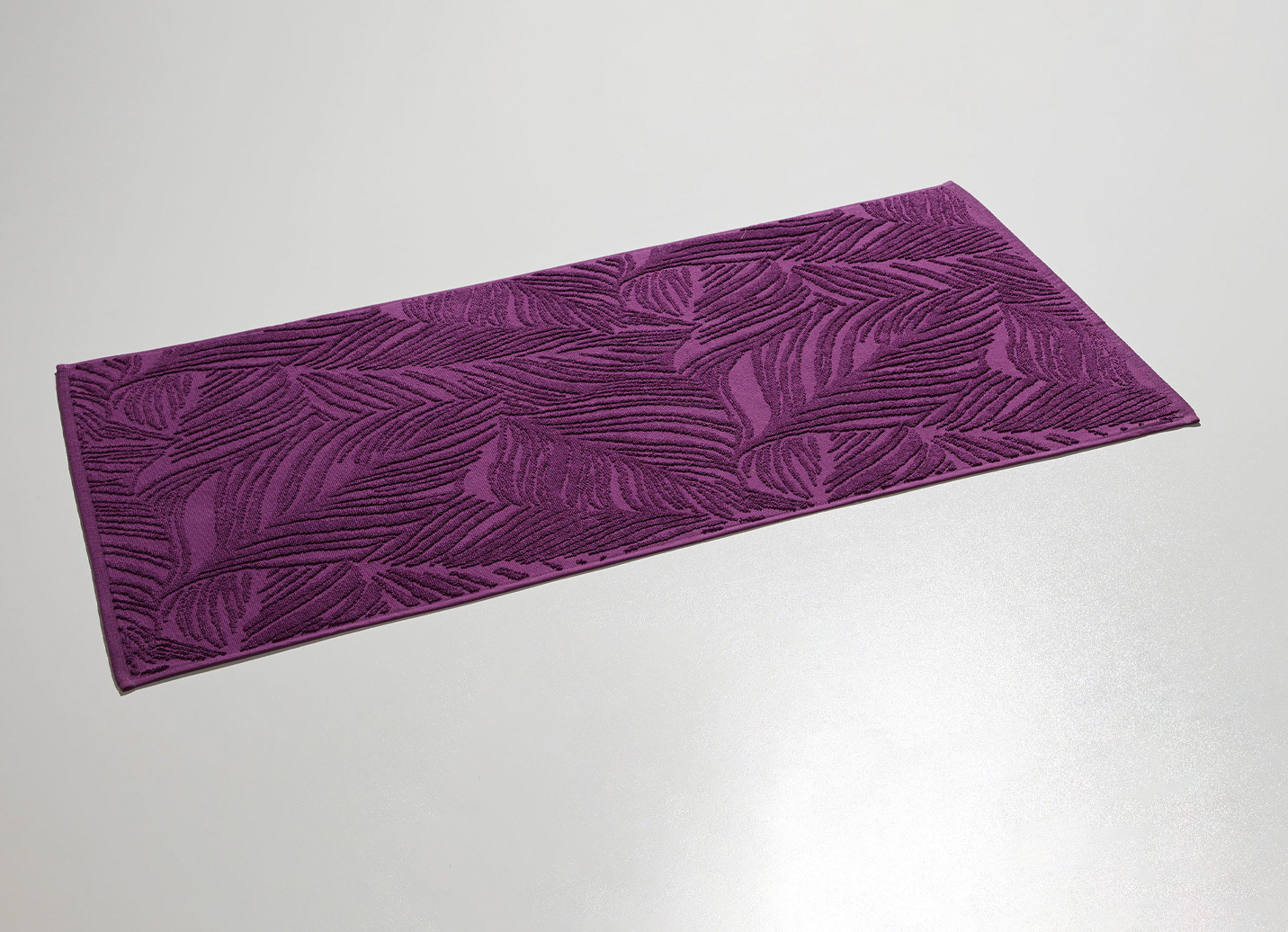 Barfußweicher Badteppich mit natürlichem Blätter-Dessin, Allover gemustert, Größe 102 (Teppich, 60/100 cm), Beere von BADER