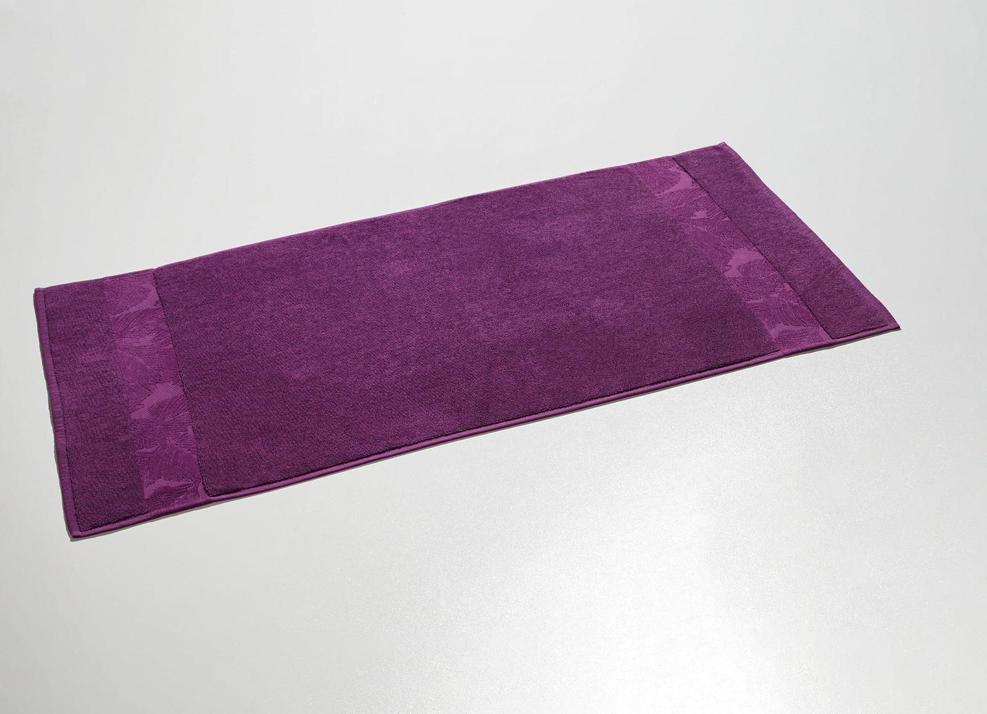 Barfußweicher Badteppich mit natürlichem Blätter-Dessin, Jacquard-Bordüre, Größe 102 (Teppich, 60/100 cm), Beere von BADER