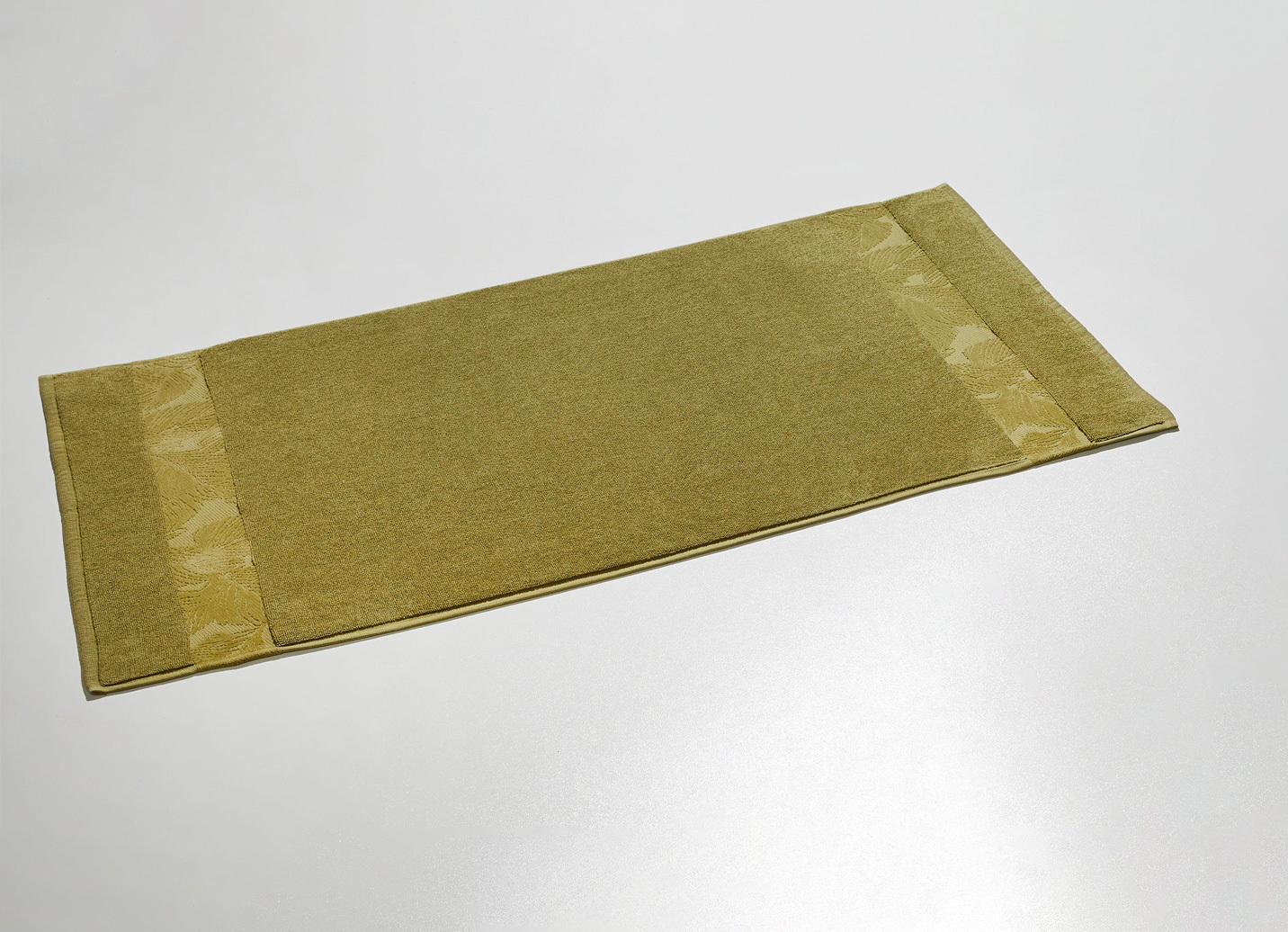 Barfußweicher Badteppich mit natürlichem Blätter-Dessin, Jacquard-Bordüre, Größe 102 (Teppich, 60/100 cm), Oliv von BADER