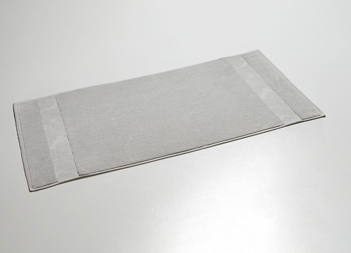 Barfußweicher Badteppich mit natürlichem Blätter-Dessin, Jacquard-Bordüre, Größe 102 (Teppich, 60/100 cm), Silber von BADER