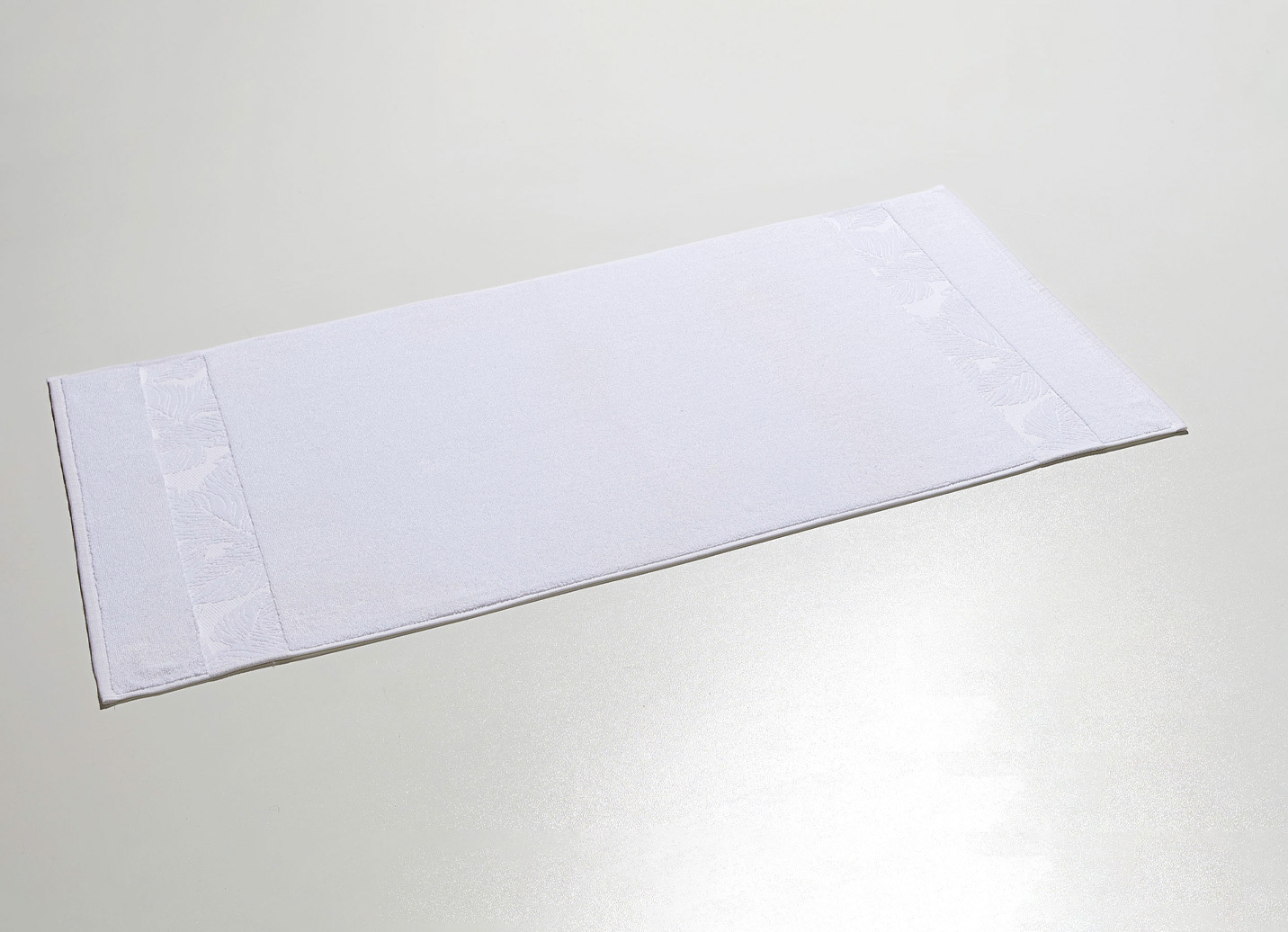 Barfußweicher Badteppich mit natürlichem Blätter-Dessin, Jacquard-Bordüre, Größe 102 (Teppich, 60/100 cm), Weiss von BADER