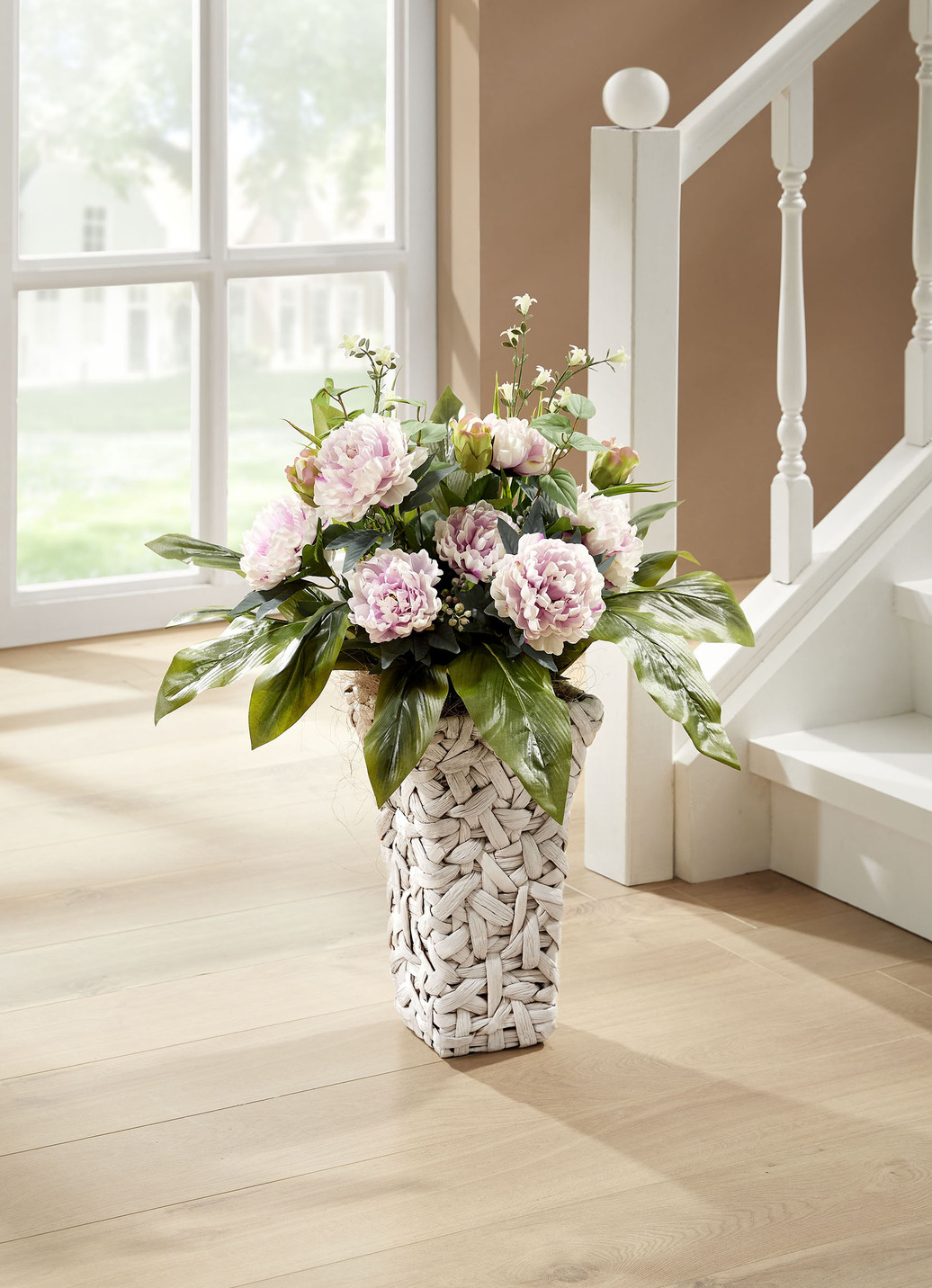 Bauernrosen in Wasserhyazinthen-Korb, Rosa, Topf in weiß, Rosa-Grün von BADER