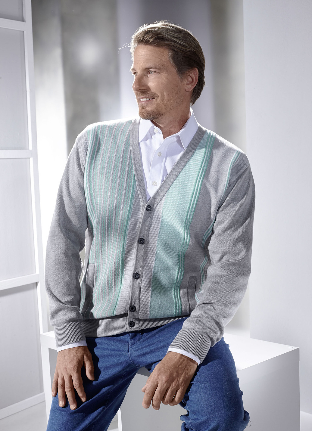Cardigan mit durchgehender Knopfleiste in 2 Farben, Silber-Jadegrün, Größe 54 Cardigan mit durchgehender Knopfleiste in 2 Farben, Silber-Jadegrün, Größe 54 von BADER