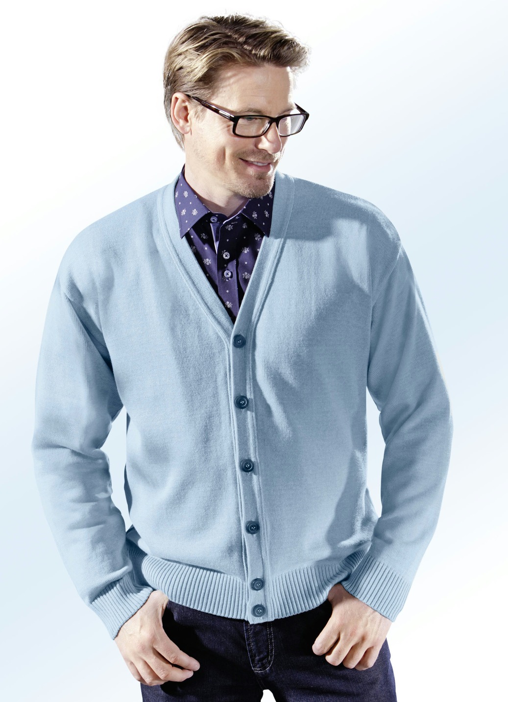 Cardigan mit durchgehender Knopfleiste in 4 Farben, Bleu, Größe 60 Cardigan mit durchgehender Knopfleiste in 4 Farben, Bleu, Größe 60 von BADER