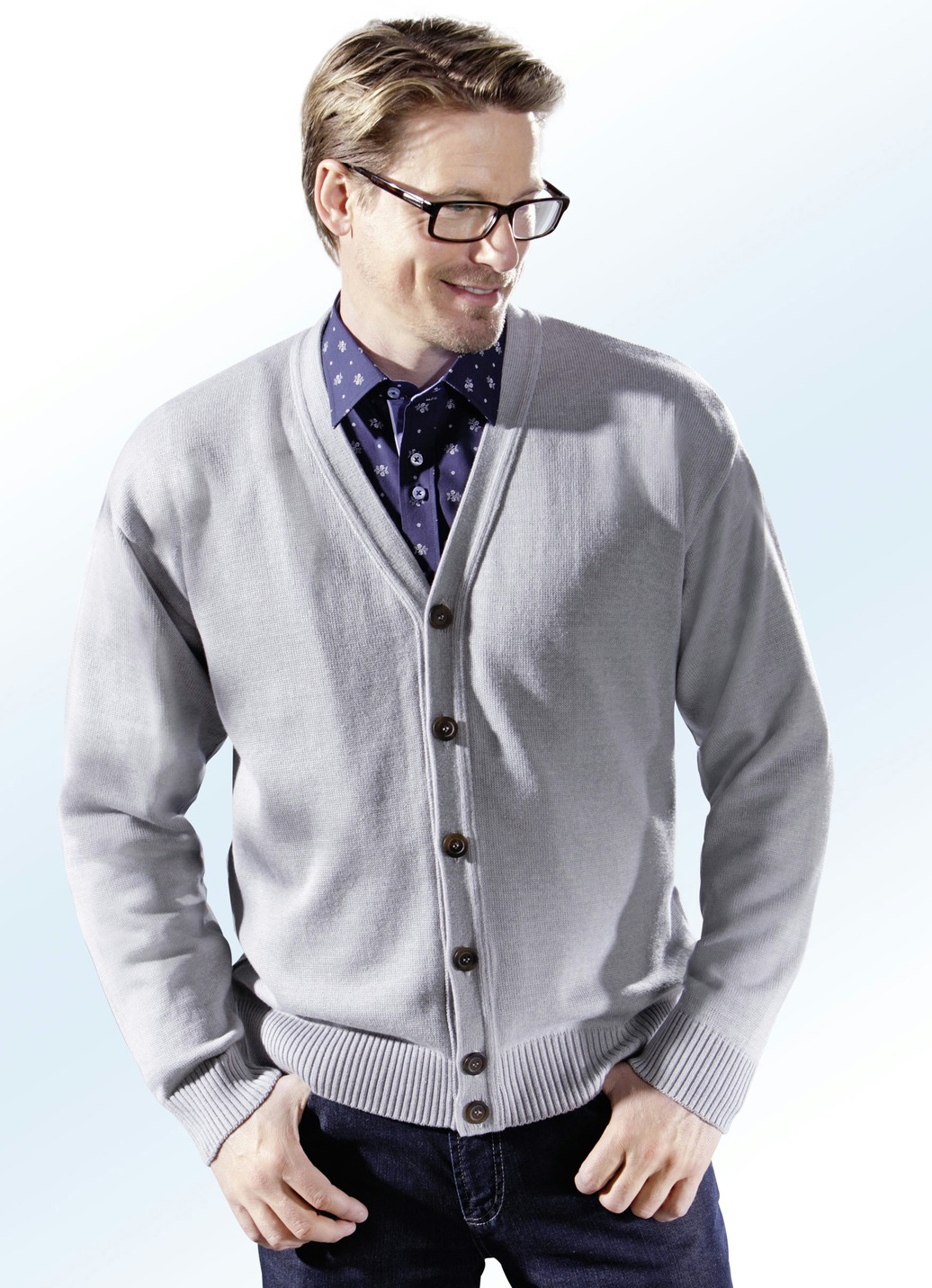 Cardigan mit durchgehender Knopfleiste in 4 Farben, Silbergrau, Größe 48 Cardigan mit durchgehender Knopfleiste in 4 Farben, Silbergrau, Größe 48 von BADER