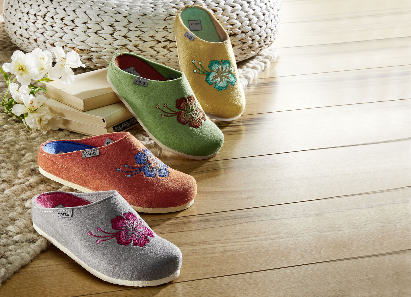Damen-Hausschuh mit farblich abgestimmten Stickerei-Zierblume, Grün, Größe 41 von BADER