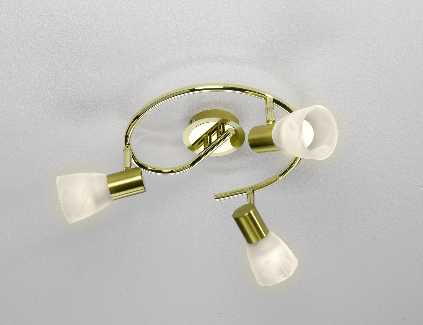 Deckenleuchte aus mattem Metall, 3-flammig, Messing Deckenleuchte aus mattem Metall, 3-flammig, Messing von BADER