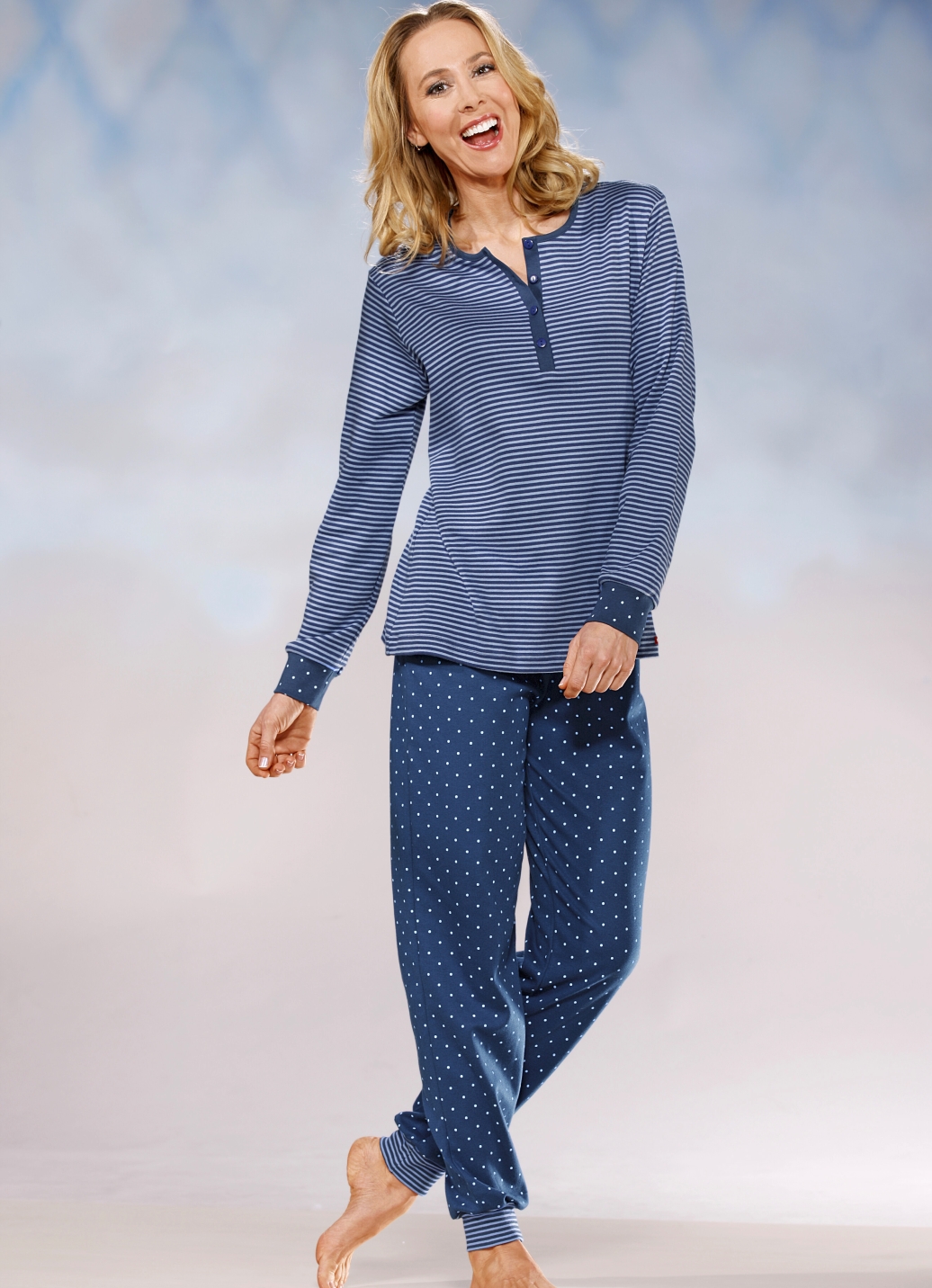 Interlock Schlafanzug, Knopfleiste und Bündchen, Indigo-Hellblau, Größe 42 Interlock Schlafanzug, Knopfleiste und Bündchen, Indigo-Hellblau, Größe 42 von BADER