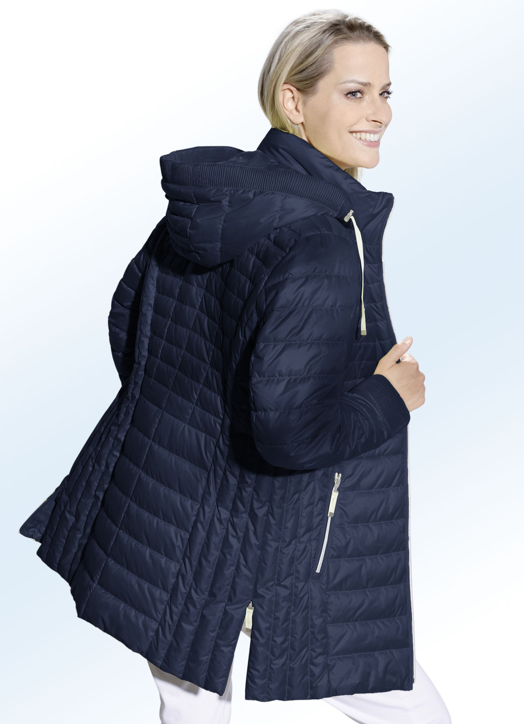 Jacke mit gesmoktem Rand an der abnehmbaren Kapuze, Navy, Größe 36 von BADER