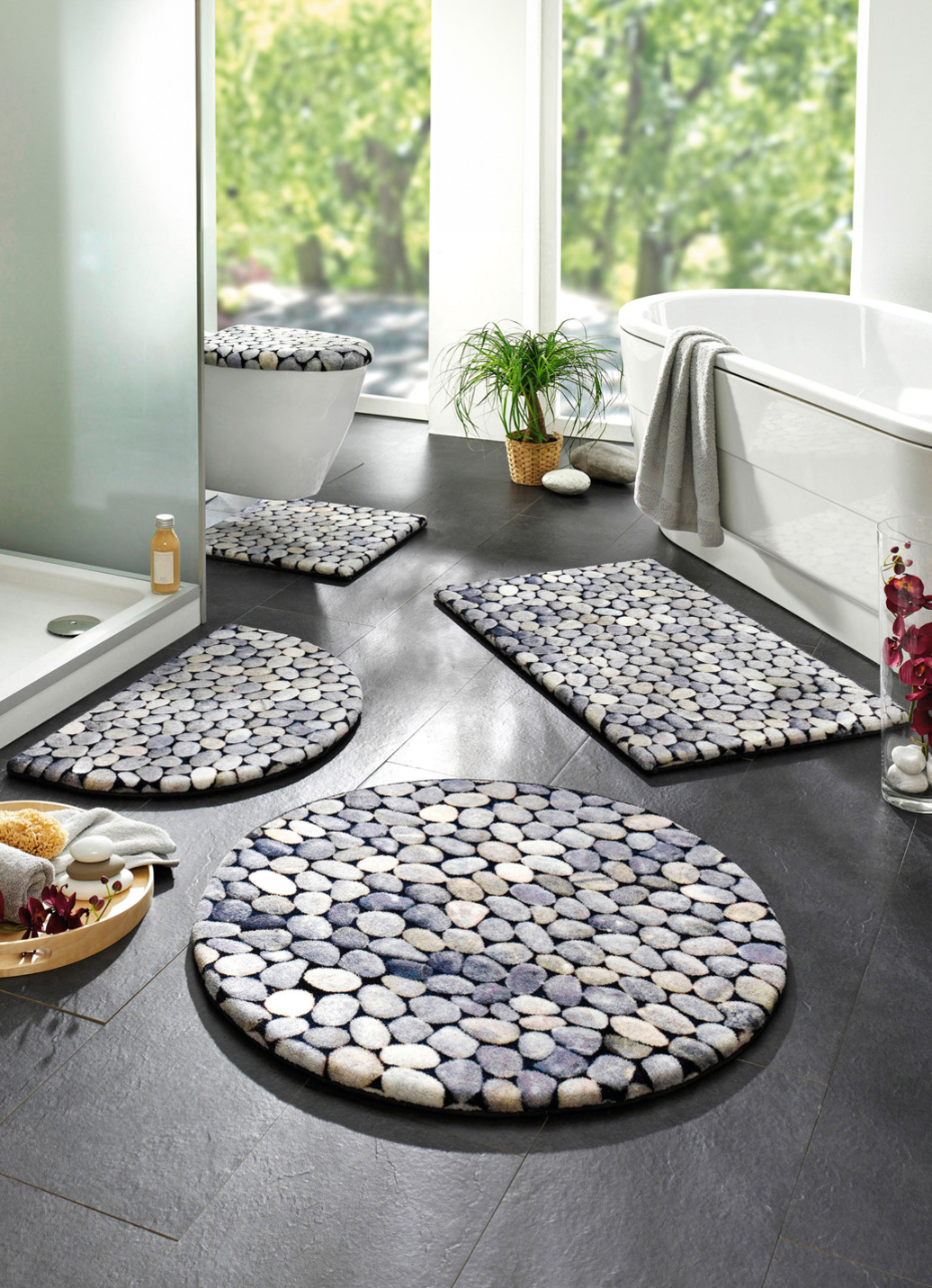 Pflegeleichte Badgarnitur mit Kieselsteinen-Motiv, Größe 108 (Stand-WC-Vorleger, 50/ 50 cm), Grau von BADER