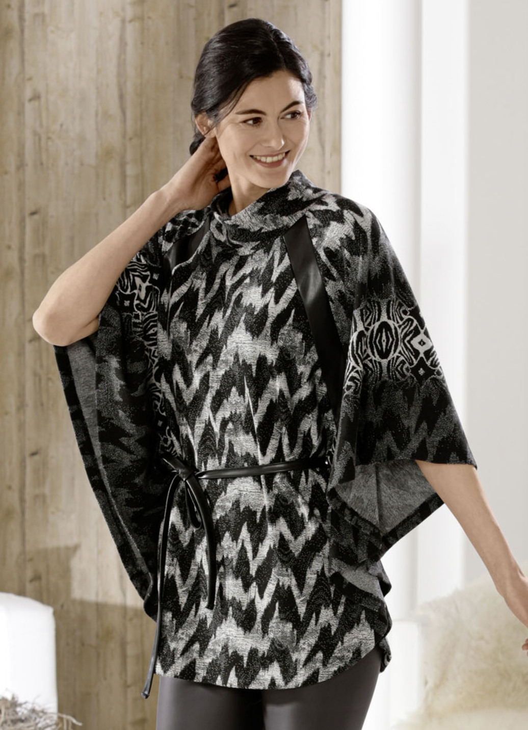 Poncho-Pullover in weich fließendem Material, Größe M(40/42), Schwarz-Ecru von BADER