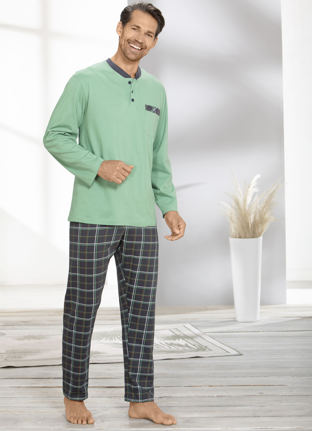 Schlafanzug mit Knopfleiste und offenen Beinabschlüssen, Grün-Grau, Größe 60 von BADER