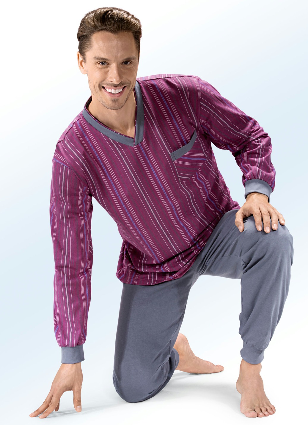 Schlafanzug mit V-Ausschnitt, Brusttasche, Arm- und Beinbündchen, Chianti-Bunt, Größe 62 von BADER