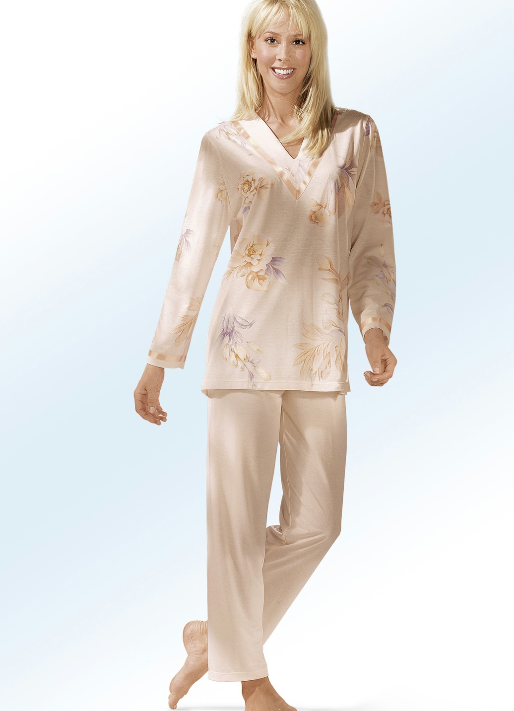 Schlafanzug mit V-Ausschnitt und langer Hose, Apricot-Bunt, Größe 36 von BADER
