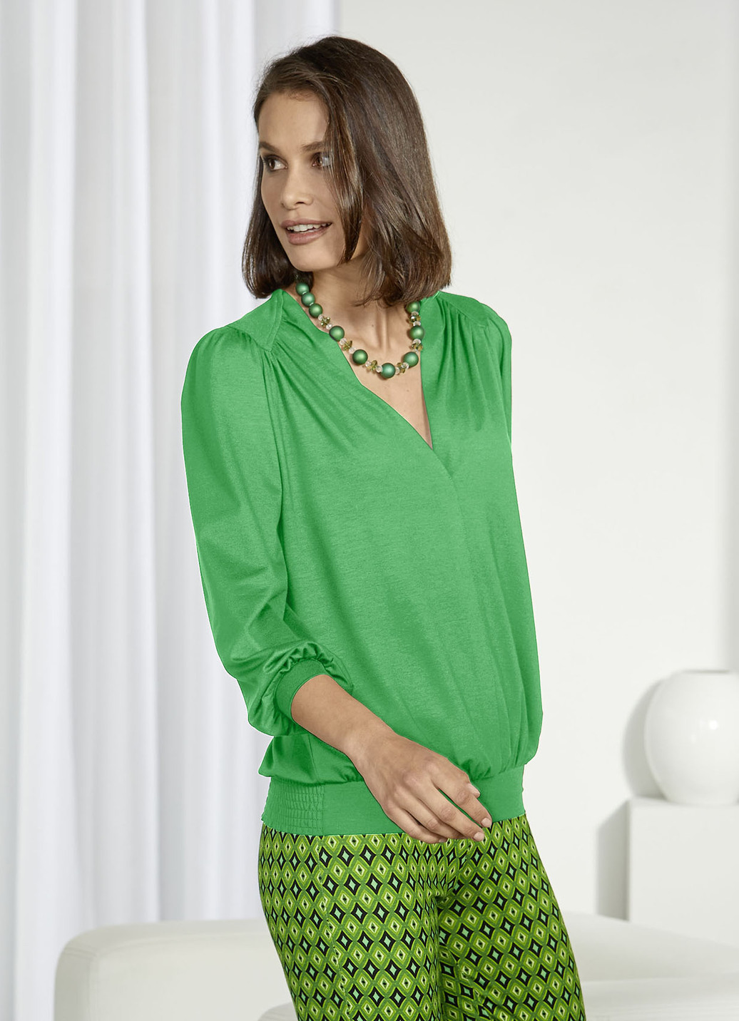 Shirt mit V-Ausschnitt in 3 Farben, Grün, Größe 46 von BADER