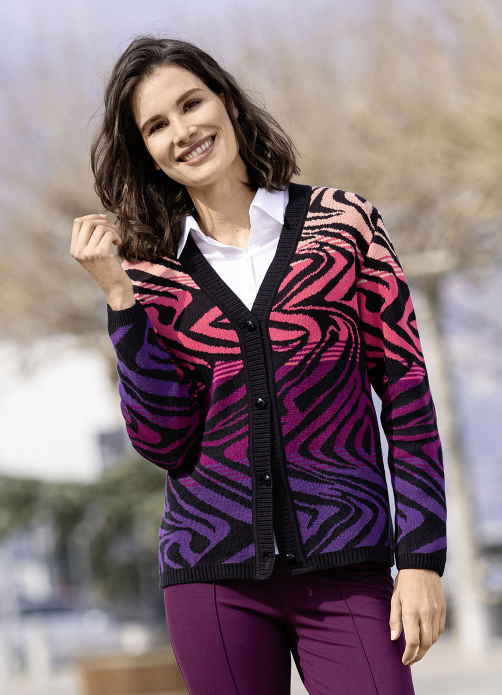 Strickjacke in Jacquard-Dessin, Schwarz-Lila-Multicolor, Größe 42 von BADER