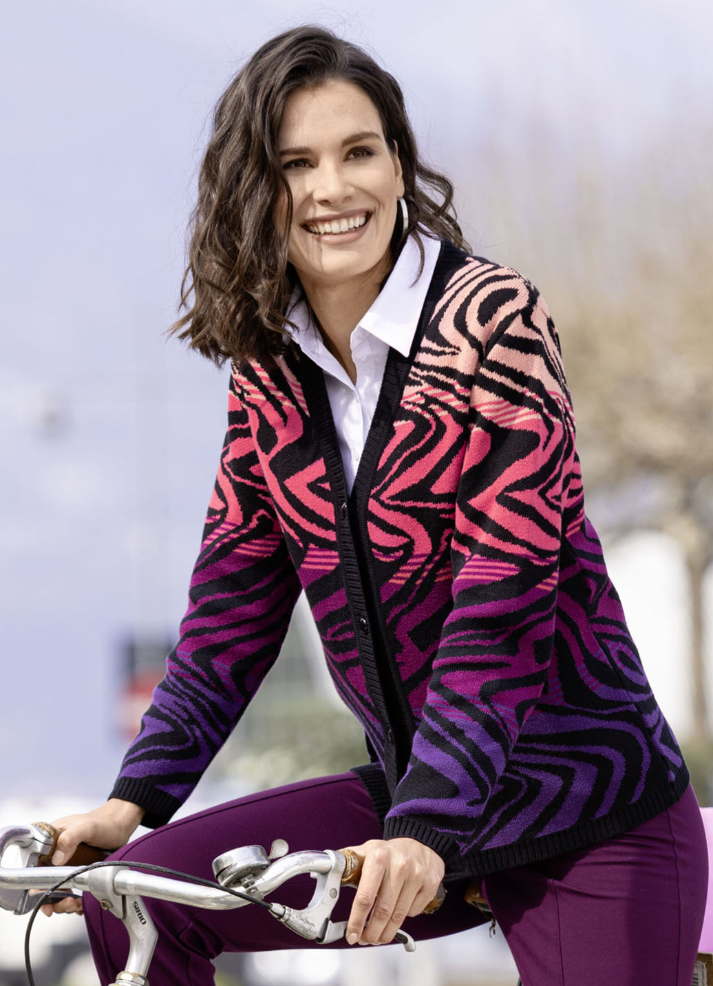 Strickjacke in Jacquard-Dessin, Schwarz-Lila-Multicolor, Größe 54 von BADER