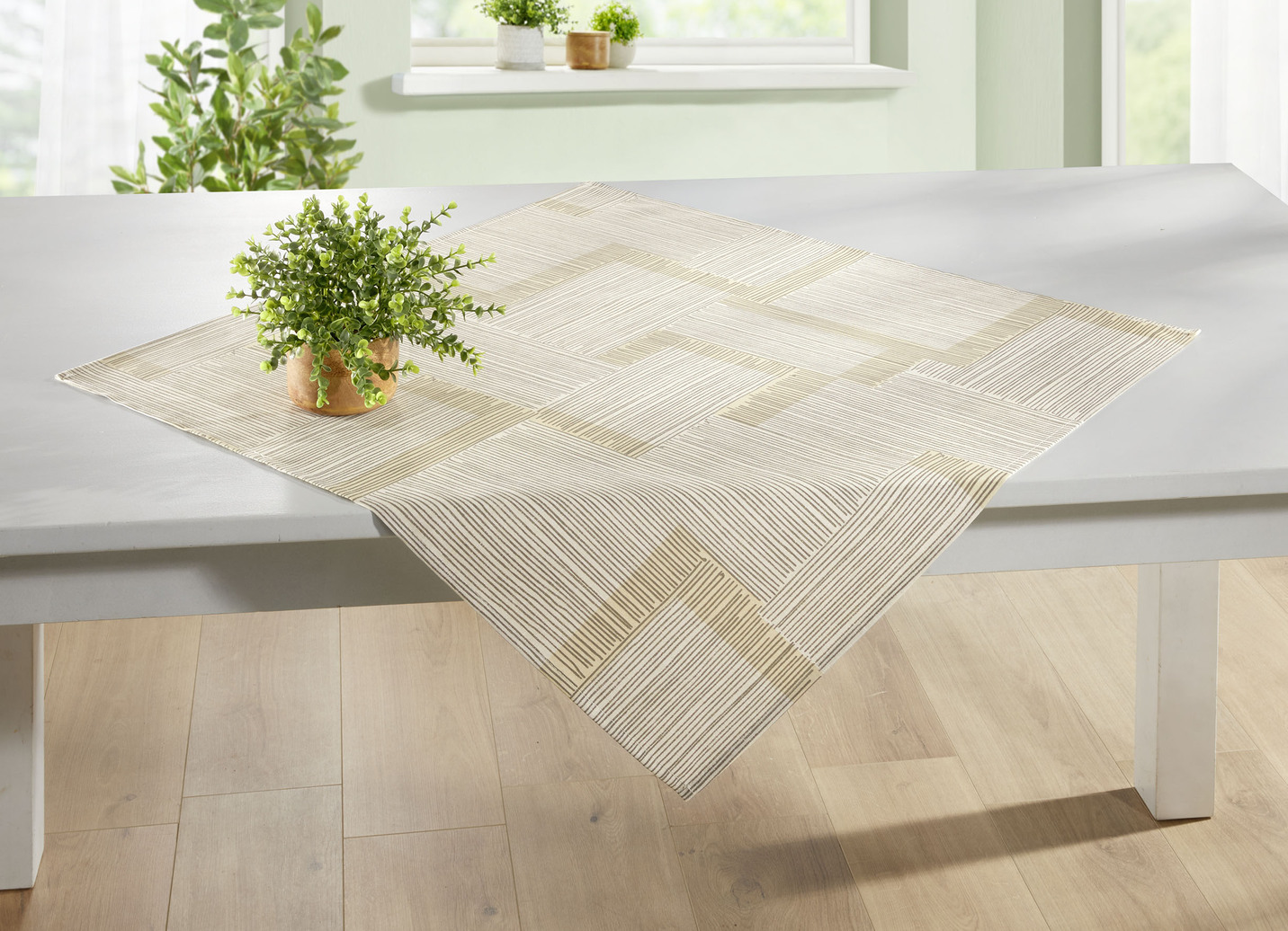 Tischdecke mit Fleckschutz-Ausrüstung, Größe 108 (Tischdecke, 80/ 80 cm), Creme von BADER