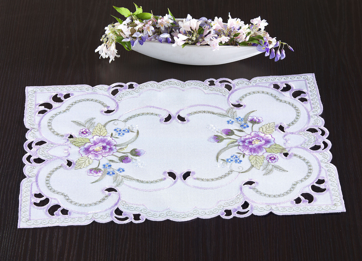 Tischdecke oder Kissenbezug mit Blüten-Stickerei, Größe 101 (Deckchen, 35x 50 cm), Weiss-Bunt von BADER