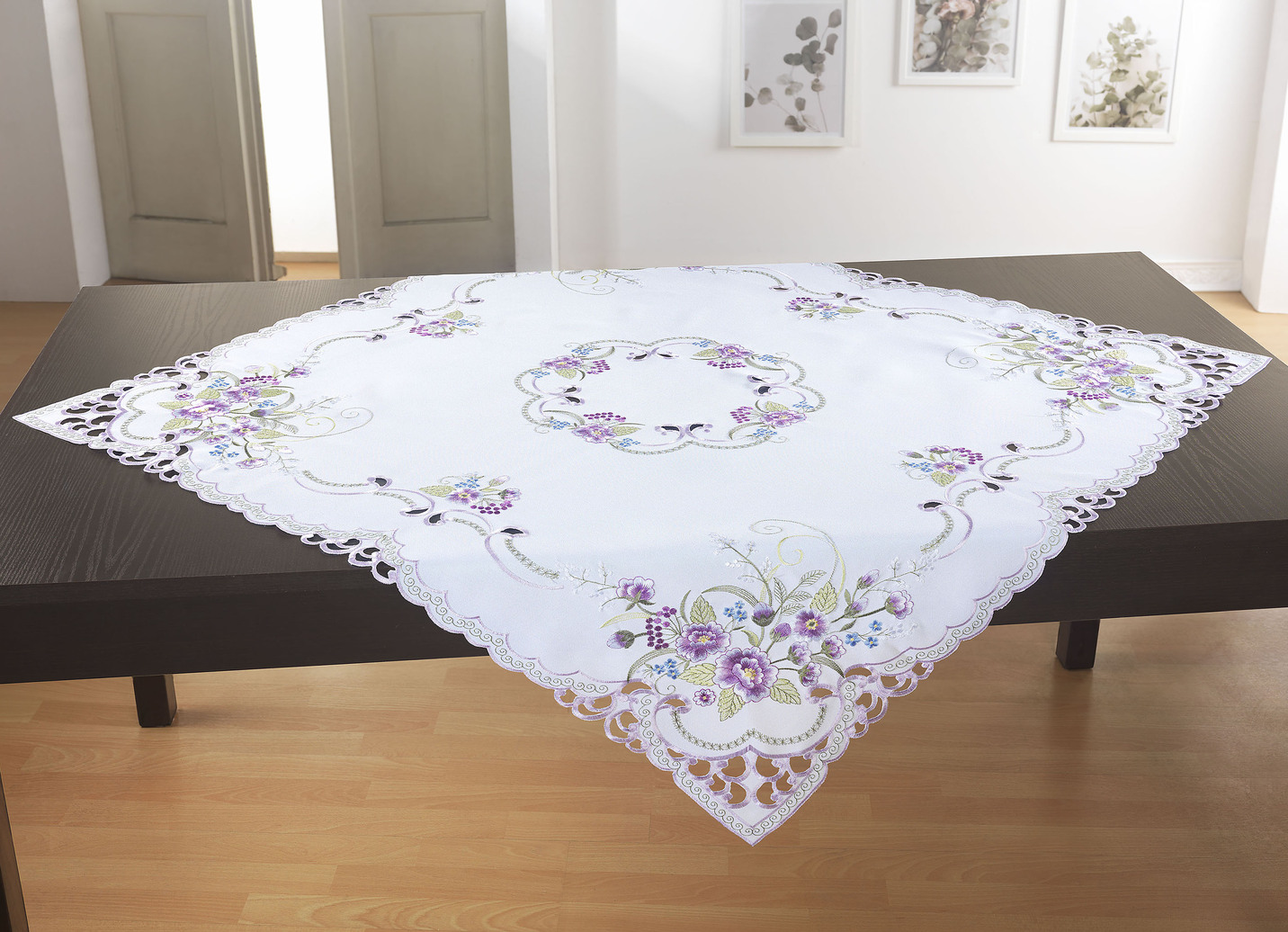Tischdecke oder Kissenbezug mit Blüten-Stickerei, Größe 190 (Tischdecke, 110x110 cm), Weiss-Bunt von BADER