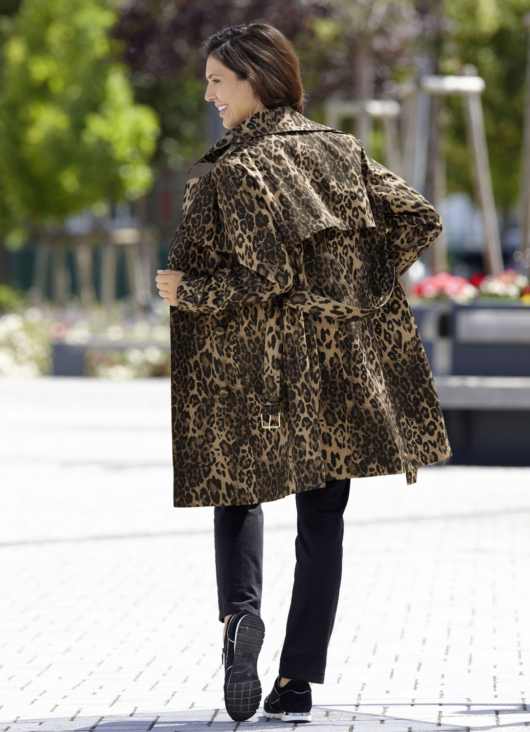 Trenchcoat mit Gürtel, Camel-Schokobraun-Schwarz, Größe 50 Trenchcoat mit Gürtel, Camel-Schokobraun-Schwarz, Größe 50 von BADER