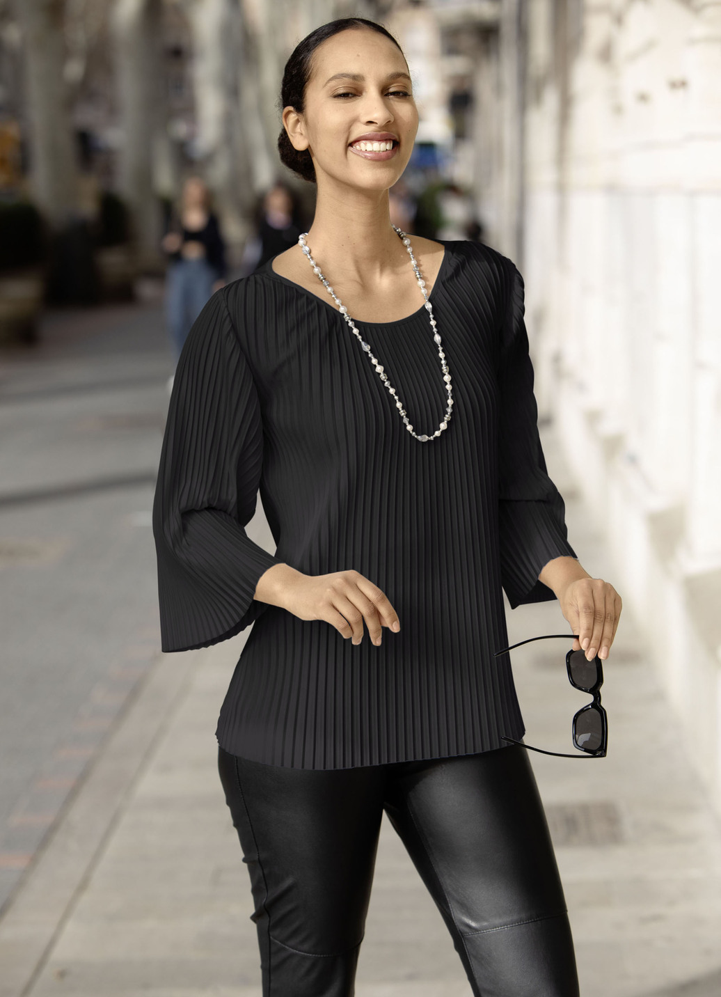 Tunika aus duftigem Plisseé, Schwarz, Größe 40 von BADER