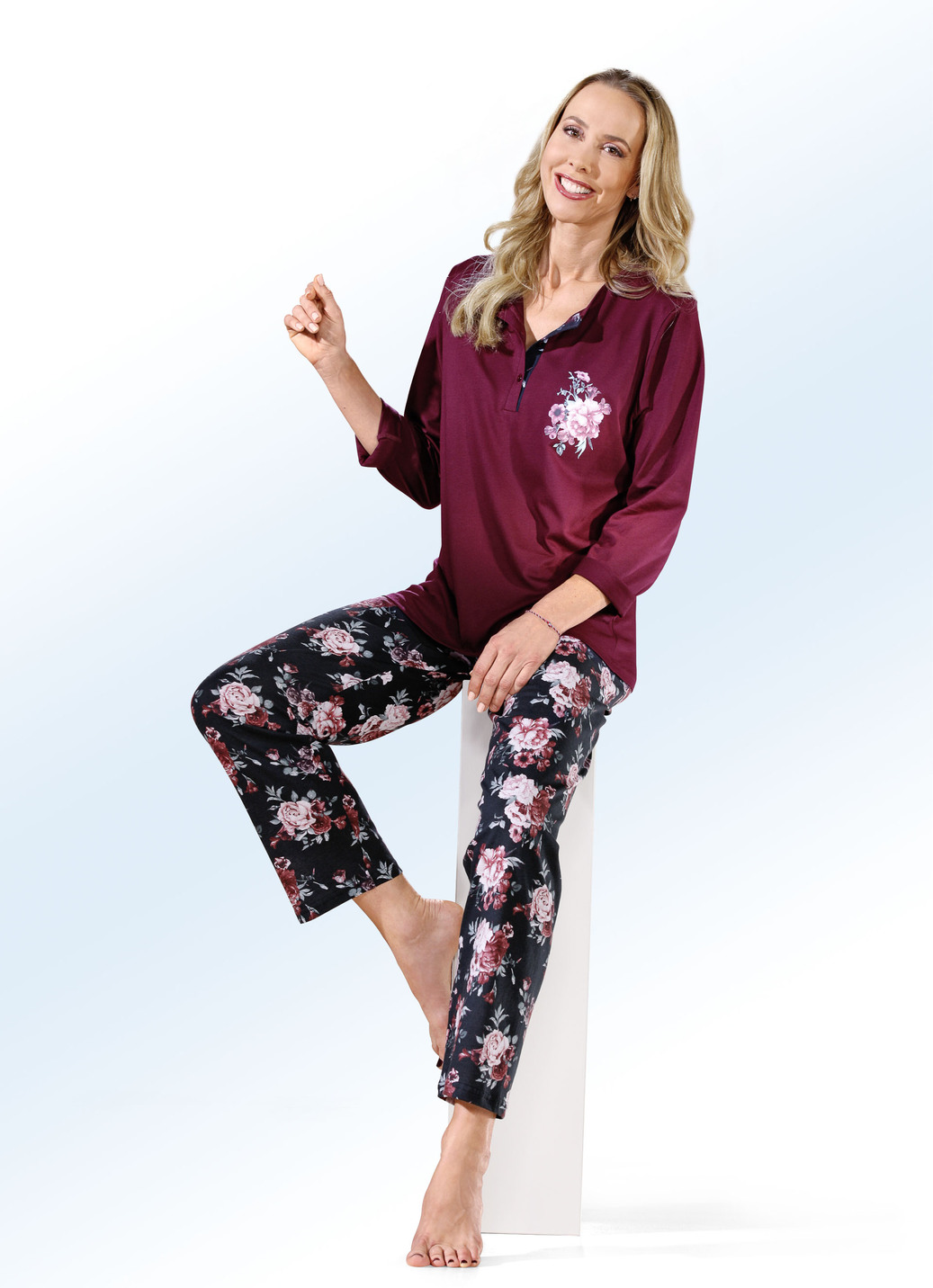 Zweierpack Schlafanzüge mit langen Ärmeln und Knopfleiste, 1X Bordeaux-Schwarz-Bunt, 1X Schwarz-Bordeaux-Bunt, Größe 54 Zweierpack Schlafanzüge mit langen Ärmeln und Knopfleiste, 1X Bordeaux-Schwarz-Bunt, 1X Schwarz-Bordeaux-Bunt, Größe 54 von BADER