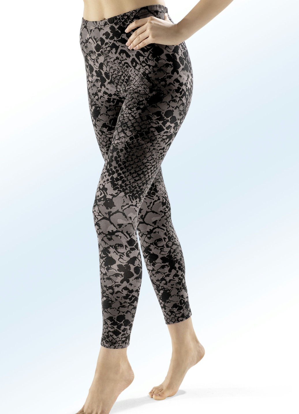 Zweierpack komfortable Leggings mit Dehnbund, 1X Taupe-Schwarz Bedruckt, 1X Schwarz, Größe M (40/42) von BADER