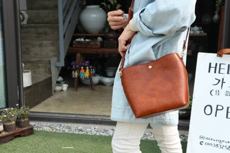 Leder Umhängetasche Crossbag Kleine Tasche Minitasche Schultertasche Geschenktasche von BANDAleather