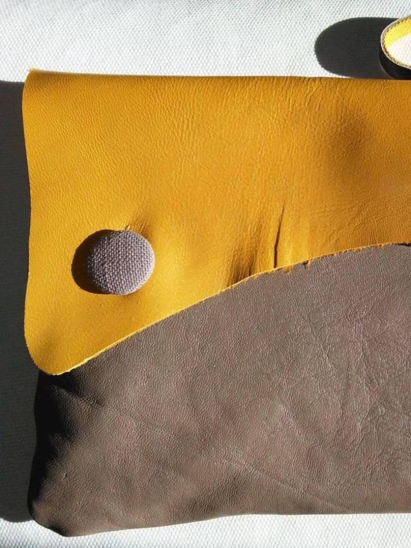 Saffron Clutch Ist Eine Handgefertigte Clutch Aus Recyceltem Leder. Im Geschlossenen Zustand Misst Sie 17 X 26 cm von BANGBAG