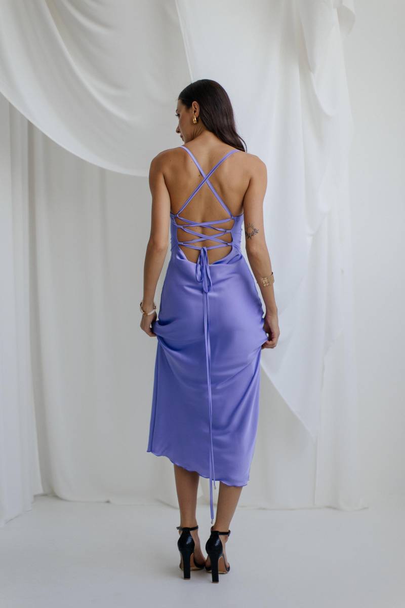 Lavendel Seidenkleid Midi-Satinkleid Mit Offenem Rücken von HANDMADEGARMENT
