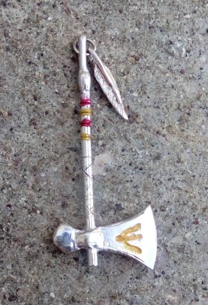 Axt - Und Feder-Anhänger von BATTISTESCULPTEUR