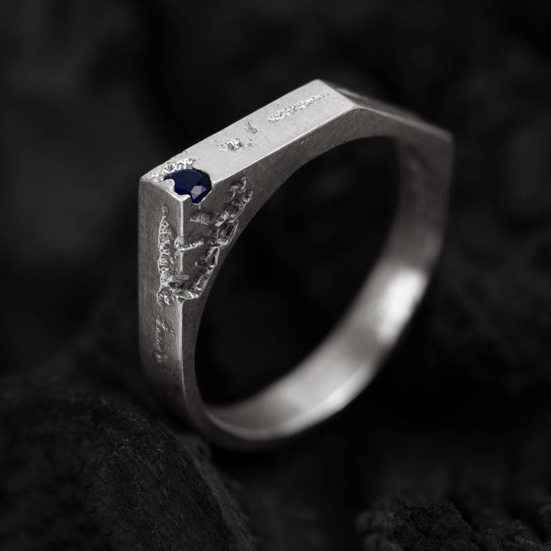 Blauer Saphir Verlobungsring Aus Recyceltem Silber | Alternative Edelstein Rustikale Ehering Strukturierte Band Mit Blauem Stein Uuba Iv von BAZKBERLIN