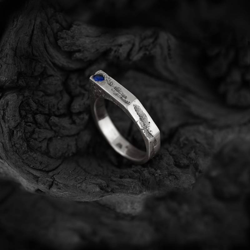 Blauer Saphir Verlobungsring Aus Recyceltem Silber | Alternative Edelstein Rustikale Ehering Strukturiertes Band Mit Granat Uuba Iv von BAZKBERLIN