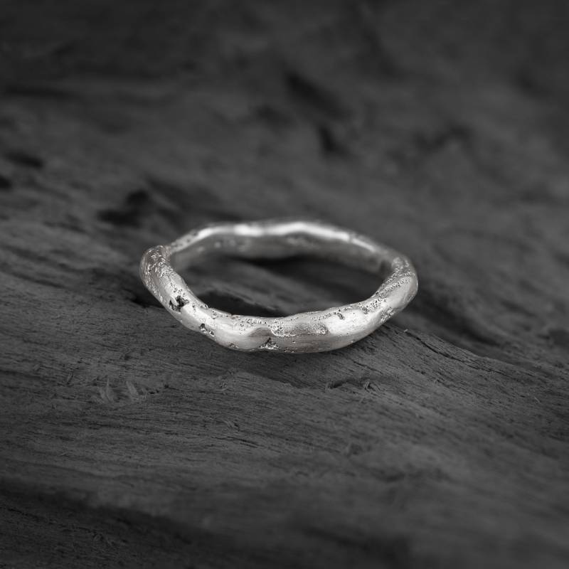 Männer Rustikalen Ring Handgefertigt in Sterling Silber | Strukturierter Oxidierter Ehering Für Baumrinde Textur Ooak Thuban von BAZKBERLIN