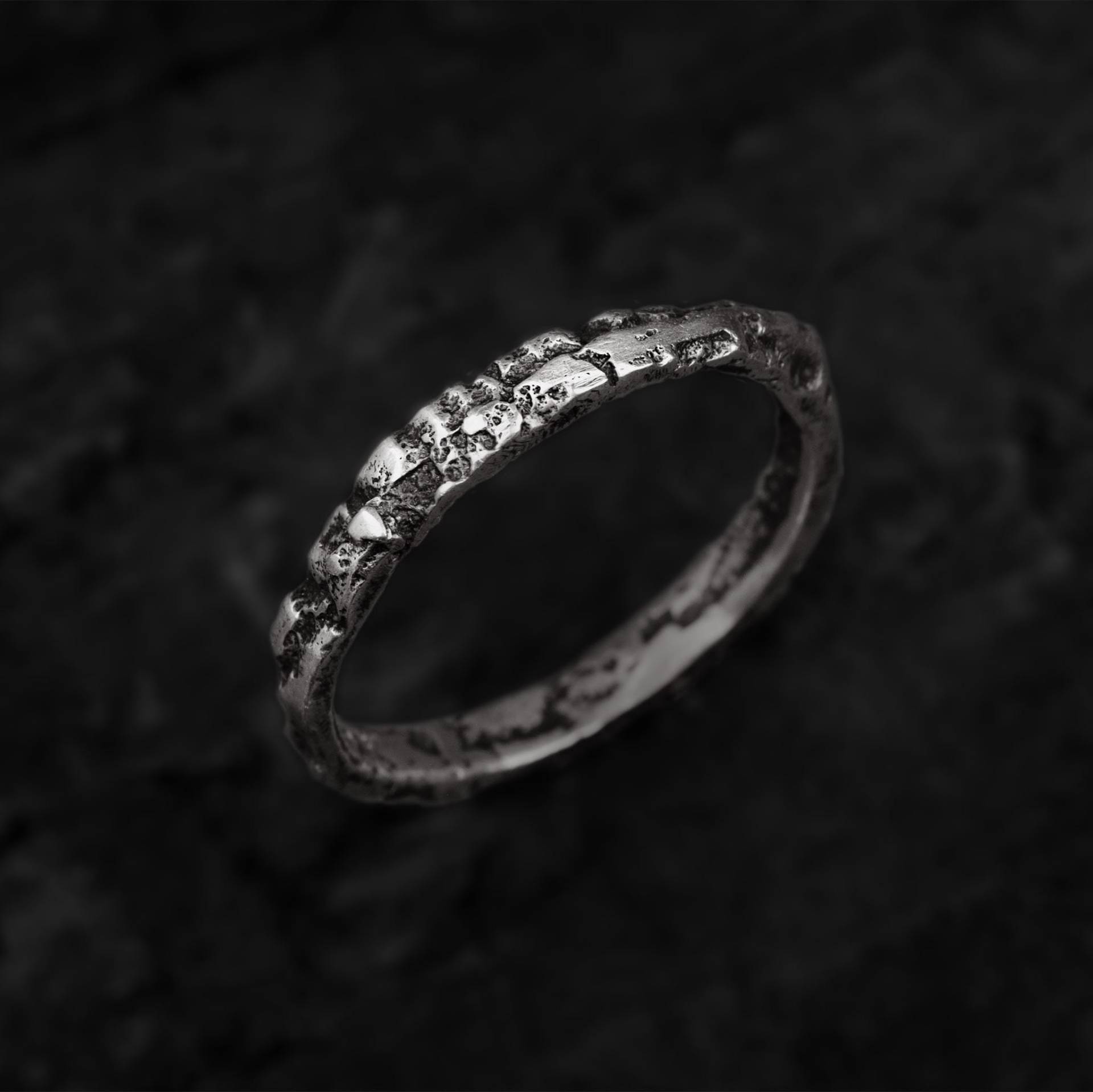 Stapelbarer Sterlingsilberring Mit Einem Baumrinden-Texturband - Arkab von BAZKBERLIN