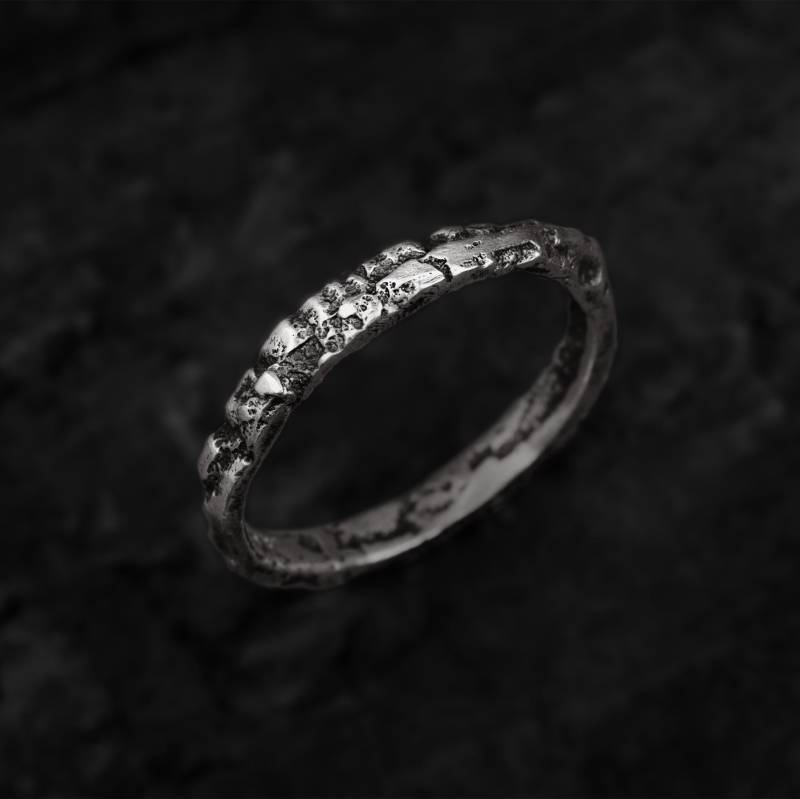 Stapelbarer Sterlingsilberring Mit Einem Baumrinden-Texturband - Arkab von BAZKBERLIN